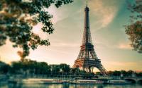 _Deserted_Paris_and_the_Eiffel_Tower_058009_.jpg