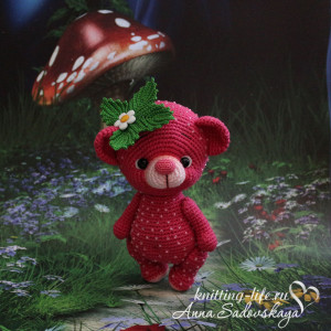 Амигуруми мишка-ягодка гуляет в лесу