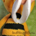 Закрепляем крылья на вязаной пчелке