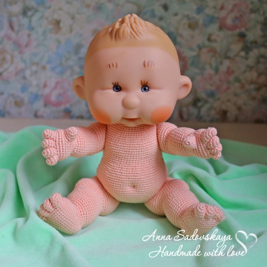 Вязаный пупсик (амигуруми) самостоятельно сидит