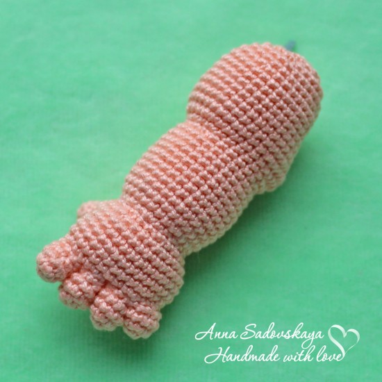 Вязаная ручка для пупсика