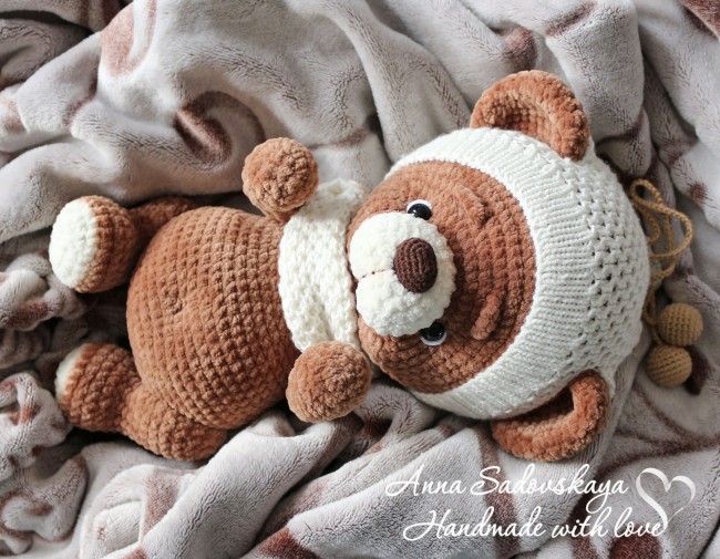 Вязаный шоколадный мишка