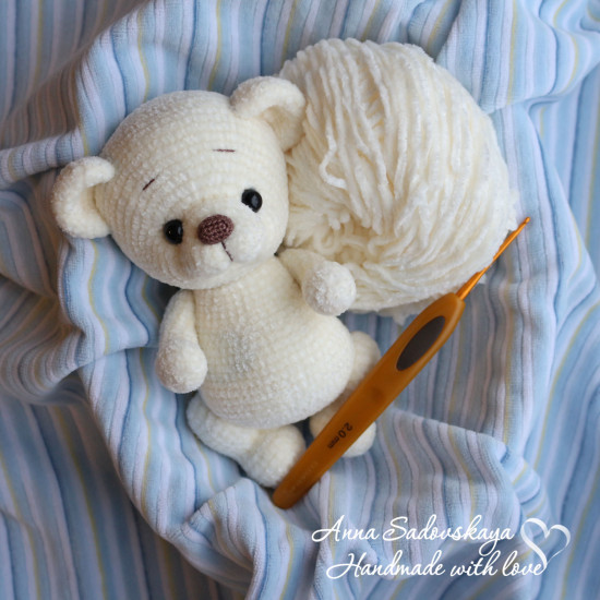 Вязаный мишка ягодка из пряжи Katia "Velvet Fine"