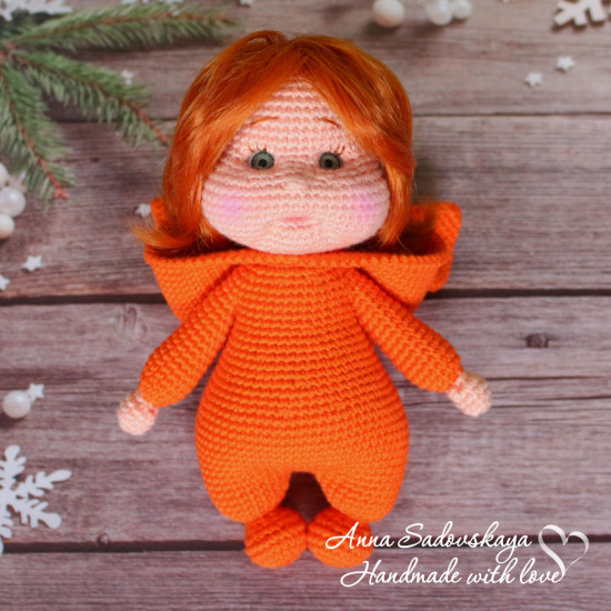 Вязаный пупсик в костюмчике лисички. Вид 3