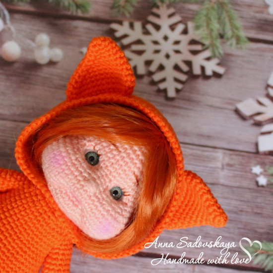 Вязаный пупсик в костюмчике лисички. Вид 2