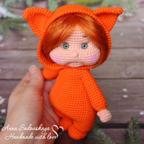 Вязаный пупсик в костюме лисички